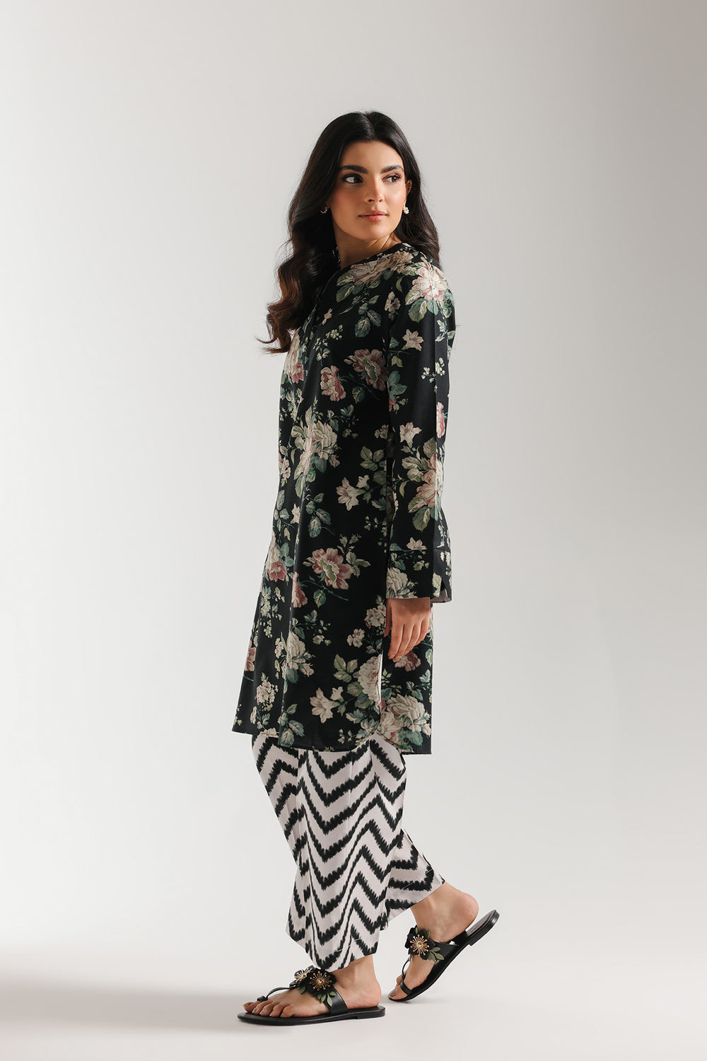 Inaaya Floral Printed Kurti With Chevron Pants Set